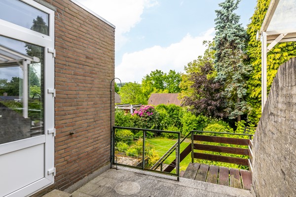 Foto - Te koop: Een ruime twee-onder-een kapwoning met inpandige garage, groot souterrain en goed formaat tuin gelegen op het Zuidwesten op een prima locatie in Wijlre.